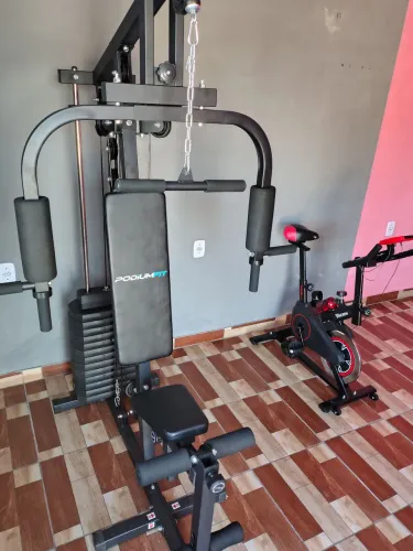 Estação de musculação e Bicicleta