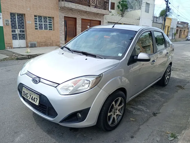 Ford Fiesta Sedan SE 1.6 8V Flex 4P 2014