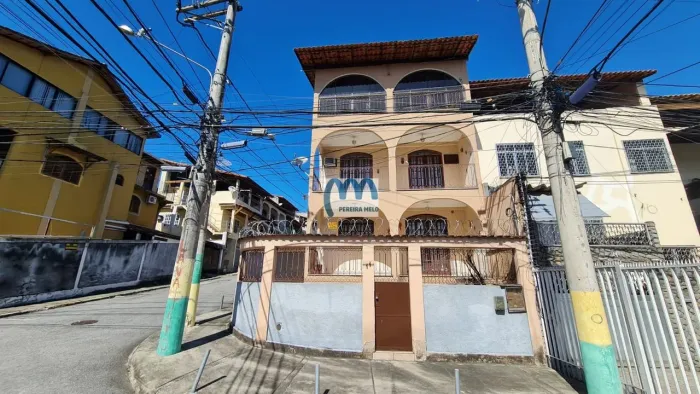 Magnífica casa triplex, junto ao banco Itaú de Nova Cidade.