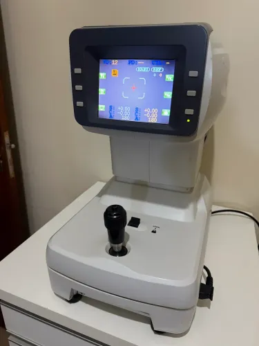 Auto refrator / ceratômetro KR 9000
