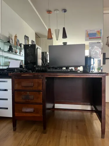 Escrivaninha estilo clássico- Madeira maciça conservada