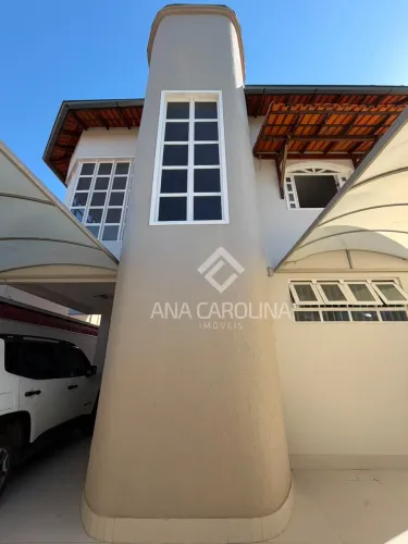 Casa de Dois Pavimentos no Bairro Planalto