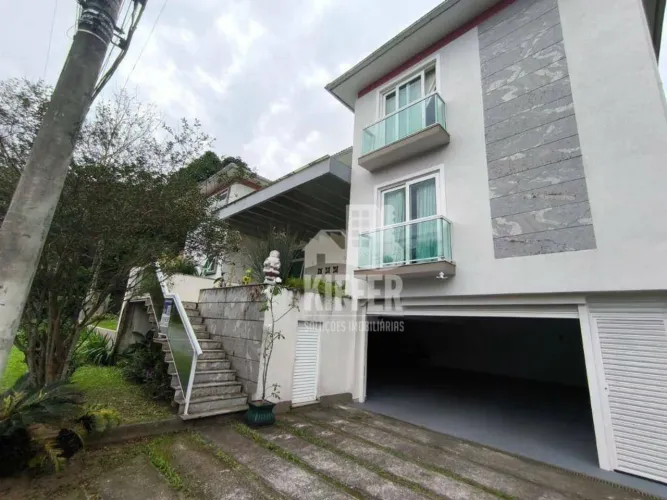 Casa Alto Padrão em Itaipu com 4 Quartos, Piscina e Elevador