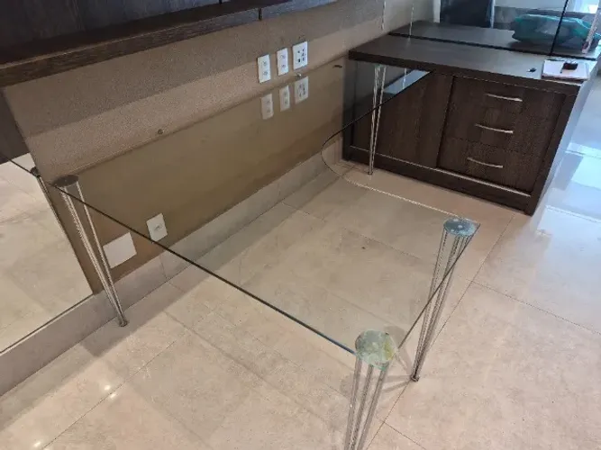 Mesa de escritório em L com tampo de vidro
