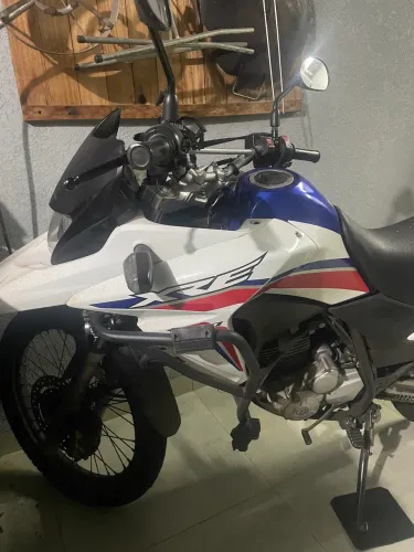 Xre300 2018 versão especial capitão América