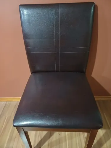Vendo 4 cadeiras de couro e madeira