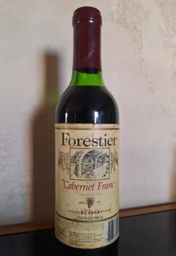 Garrafa antiga do vinho Forestier Cabernet Franc