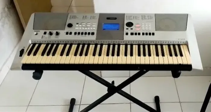 Teclado Yamaha PSR E-413 + Estante