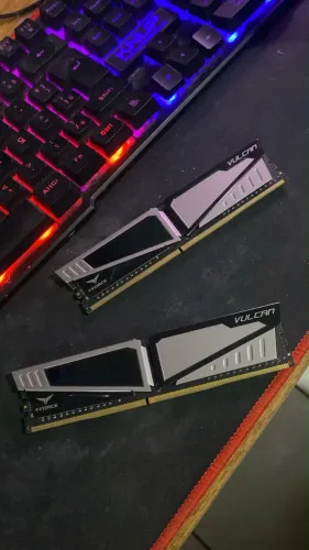 Memória RAM de 8gb ao total, cada uma com 4 de RAM