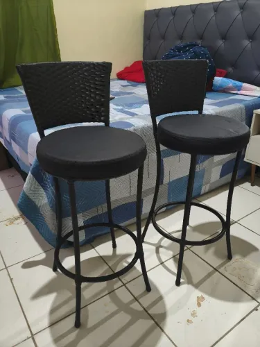 Banquetas pretas novinhas.