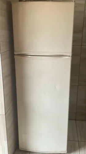 Vendo uma Geladeira e um Bebedouro 