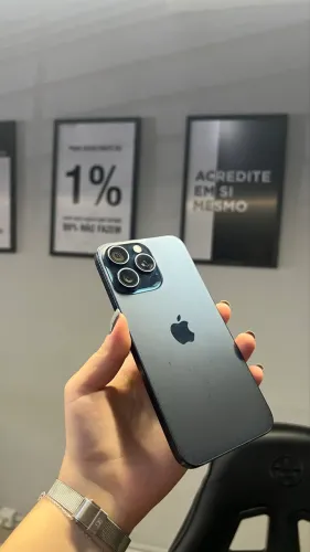 iPhone 15 Pro Max 512GB leves marcas 90%