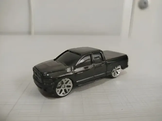 Miniatura '02 Dodge Ram Quad Cab Maisto 1:64 Preto