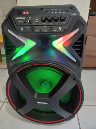 Vendo uma caixa de som mundial nova