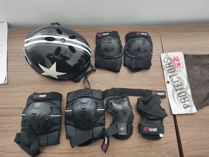 Kit Proteção Traxart Completo (C/ Capacete) + Skate de Brinde - Estado de Novo!