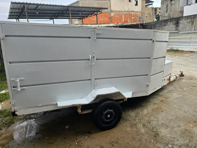 Carretinha fechada baú grande com chave.