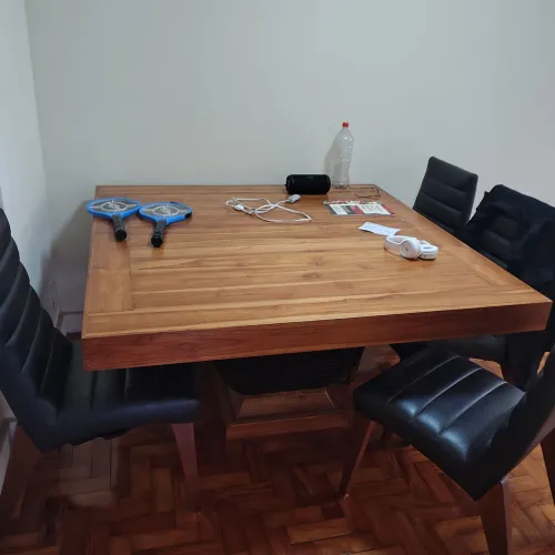Vende-se mesa de madeira 