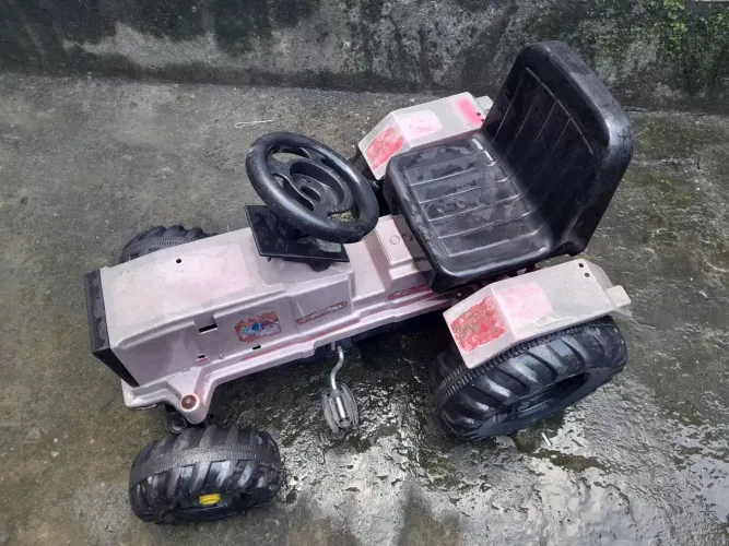 Trator infantil movido a pedal