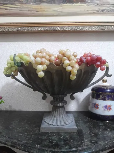 Antigo centro de mesa/fruteira em alumínio maciço