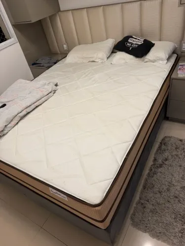 Cama queen nova