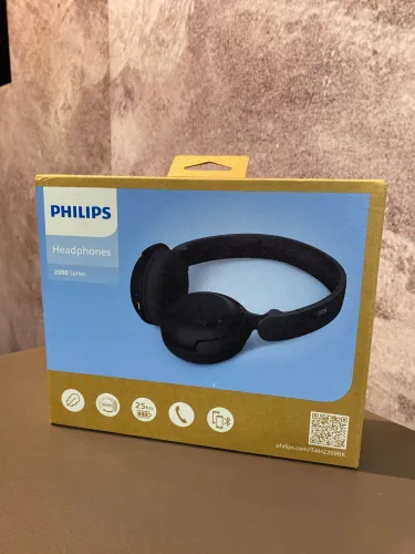 fones de ouvido são o modelo Philips TAH2209BK, parte da série 2000.