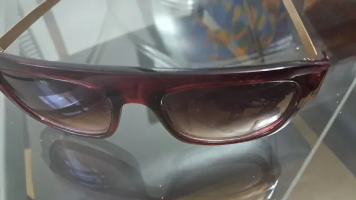Estiloso oculos de sol masculino com haste dourada em dinheiro