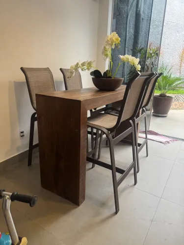 Mesa madeira demolição com cadeiras altas