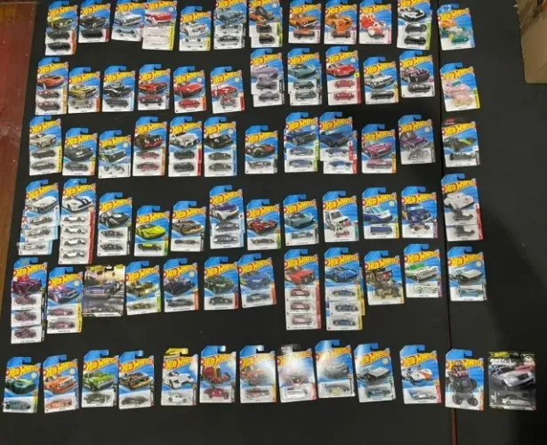 118 Hot Wheels sortidos. Linha básica.