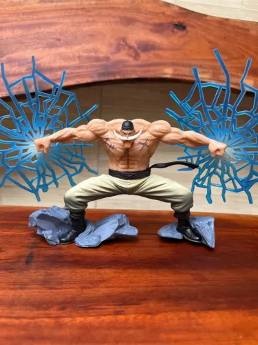 Action Figure One Piece - Barba Branca 18cm