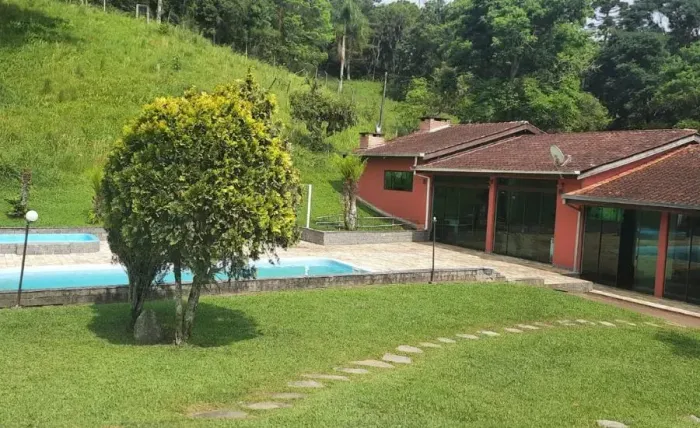 Chácara com piscina e grande área de lazer para todos os gostos - Campina Grande do Sul