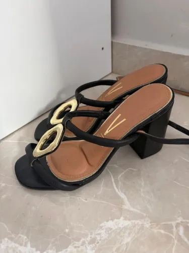 Salto Vizzano preto com detalhe dourado ? usado 2x 