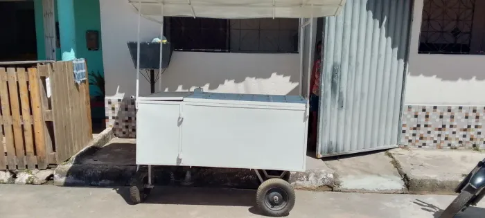 Vende-se um carrinho de vender lanche novo ainda não foi usado Novo zerado valor 5.000.00