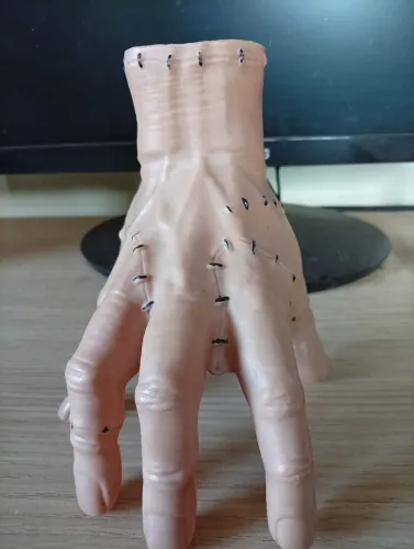 Mãozinha Addams de plástico com 15 cm de altura