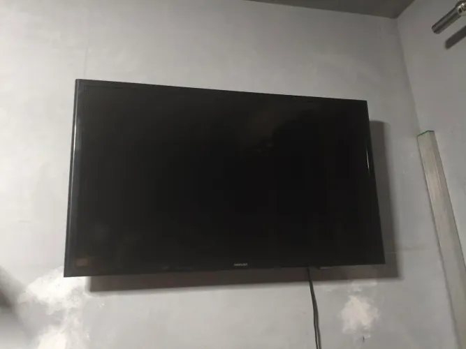 Tv Samsung smart 32 polegadas (o controle está danificado mais funcionando)