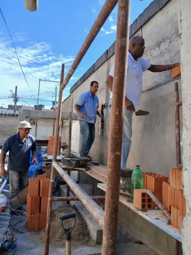 Pedreiro, pintor, eletricista, encanador etc.