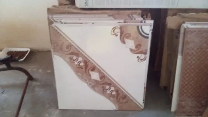 Vende-se 10 metros de lajota