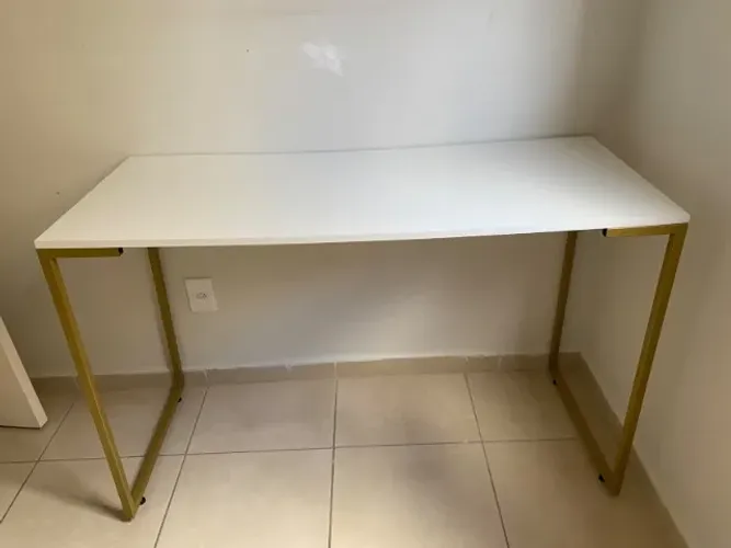 Mesa de MDF branca com ferro dourado - 1,20m