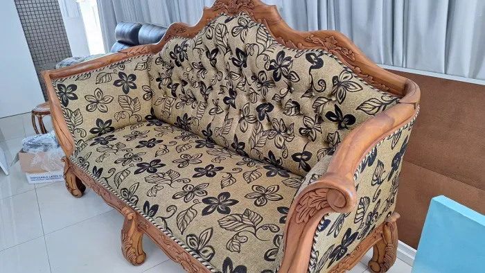 VENDO LINDO SOFÁ (UM CHARME PARA DECORAÇÃO)