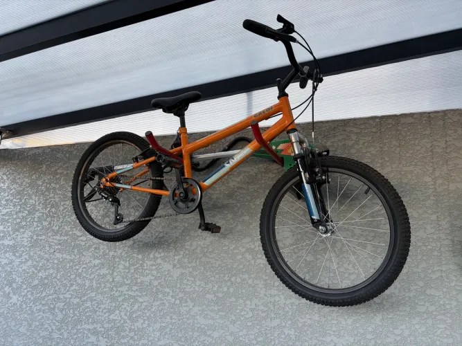 Bicicleta aro 20 com marchas.