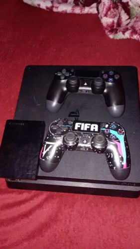 Vendo um ps4 slin com duas manetes e HD Externo