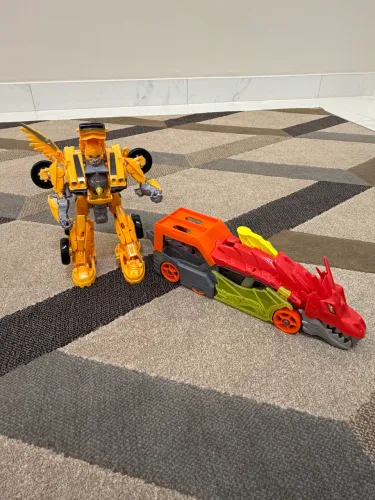 ROBÔ TRANSFORMERS E CEGONHA HOTWHEELS DRAGÃO