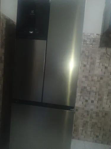 Geladeira 10 messes de uso ainda tem 2 meses de garantia sem nenhuma marca de uso