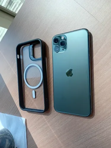 Vendo iPhone 11 Pro 256GB na cor verde, aparelho em ótimo estado de conservação.