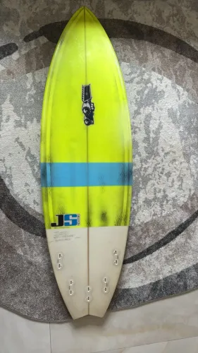 Prancha JS Industries Rockin? Roll 5?10? x 19 3/4? x 2 1/2? - c/ Quilhas e Leash