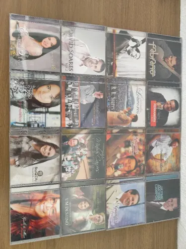 Cds originais de louvores variados.