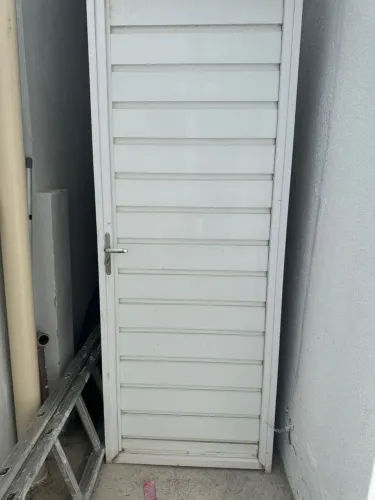Portão de alumínio branco