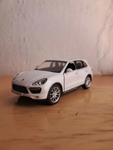 miniatura porsche cayenne turbo s branca