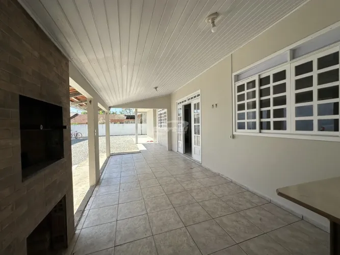 Casa em terreno compartilhado disponível para locação no bairro Itajuba, em Barra Velha/SC
