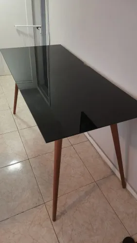 Mesa TokStok com tampo preto e pé de madeira e 4 cadeiras