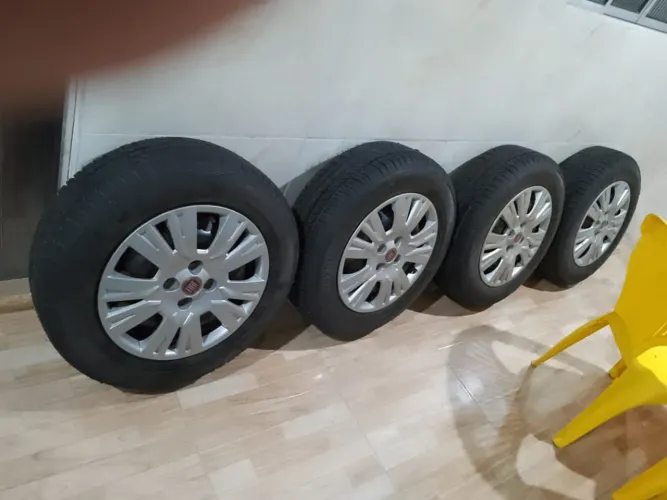 Jogo de rodas Fiat com jante de ferro e calotas195,65 aro15